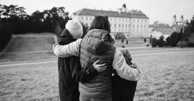 En la calle con sus tres hijos, la difícil situación de Joana