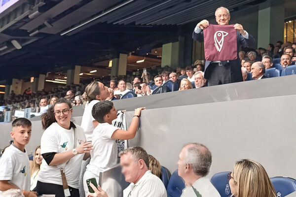 40 jóvenes usuarios de “Volando al Este”, proyecto de integración social en Valladolid, viven una jornada inolvidable en el Estadio Bernabéu
