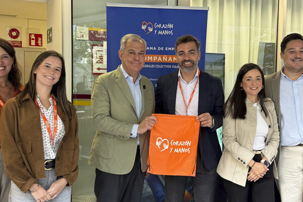 El alcalde de Sevilla conoce los proyectos de Corazón y Manos en la III Feria de Entidades Sociales